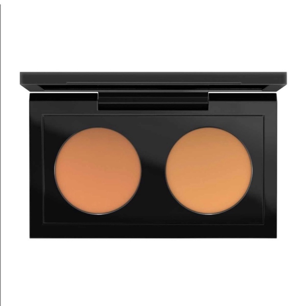(1) MAC Studio Finish Concealer Duo color: NW40/NC45